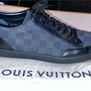Louis Vuitton mens shoes size 43 (do have belt that matches)